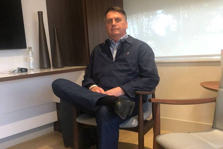 Bolsonaro diz que Cid 'é decente e não vai inventar nada' e afirma que pretende abraçá-lo em breve