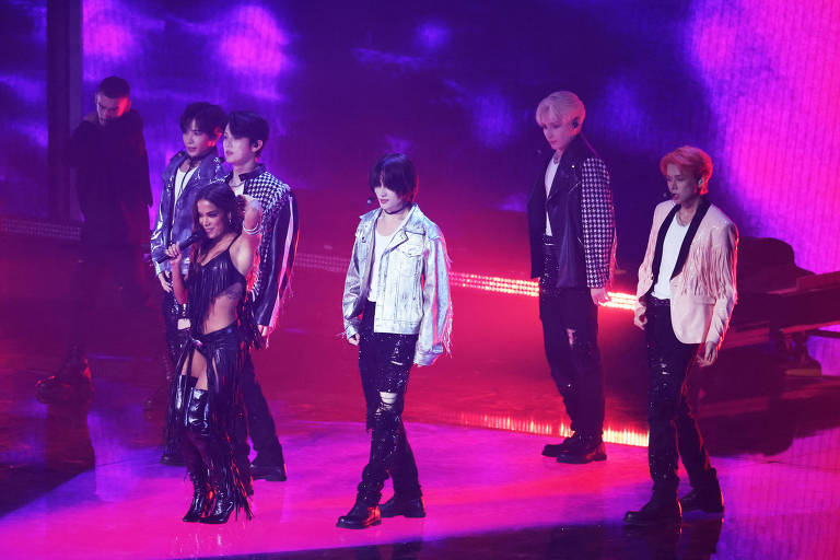 Anitta com o grupo de k-pop Tomorrow X Together em performance no VMA, premiação da MTV americana