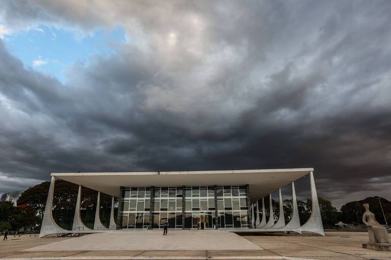  Fachada da sede do STF. (Supremo Tribunal Federal), em Brasília, com nuvens escuras no céu