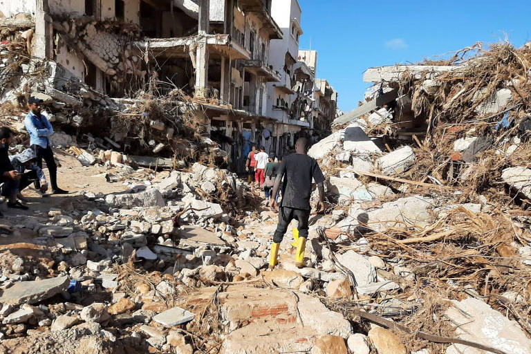 Integrantes do Crescente Vermelho trabalham em região destruída por enchente na cidade de Derna