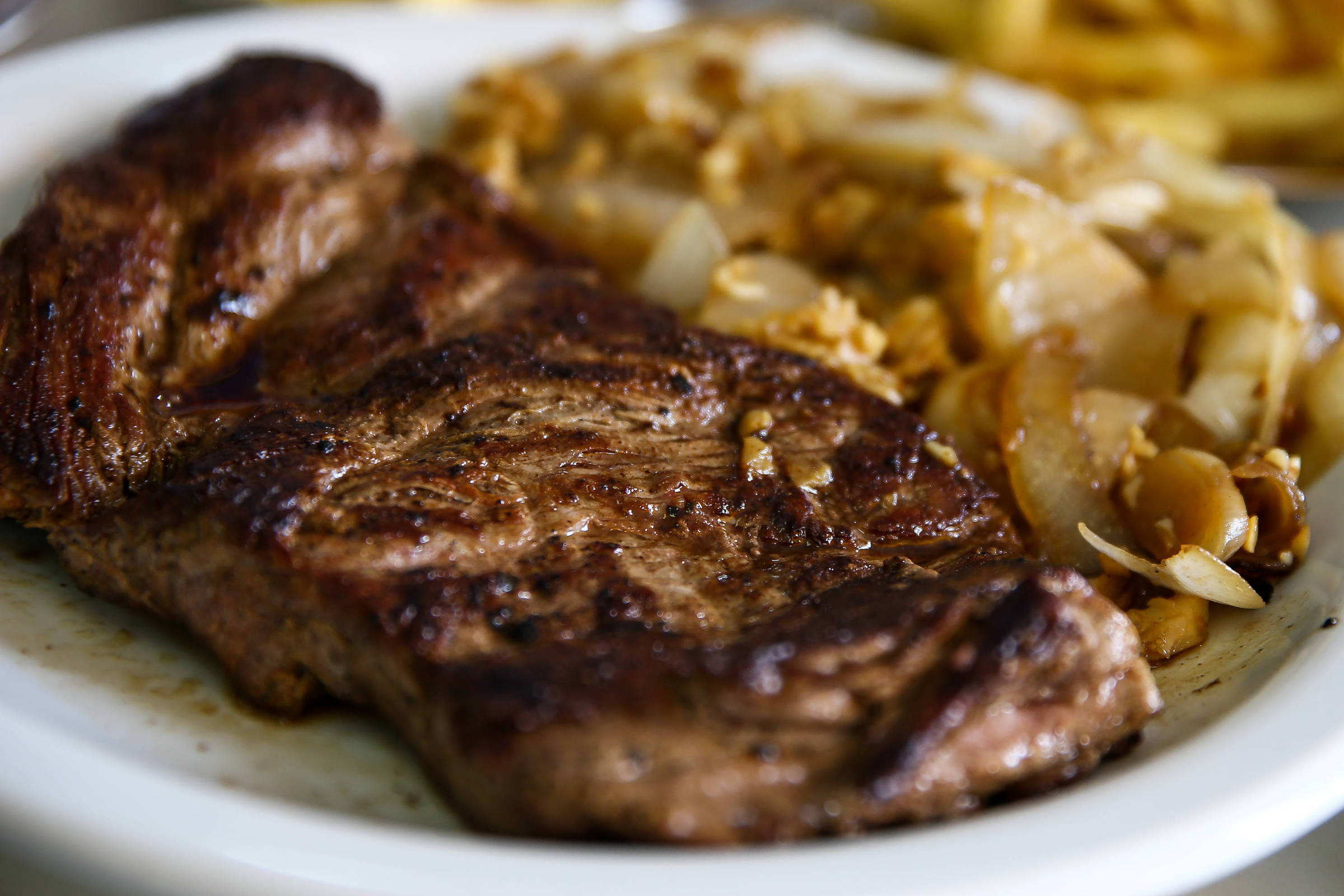 Osso é vendido e não dado': alta no preço da carne bovina reduz