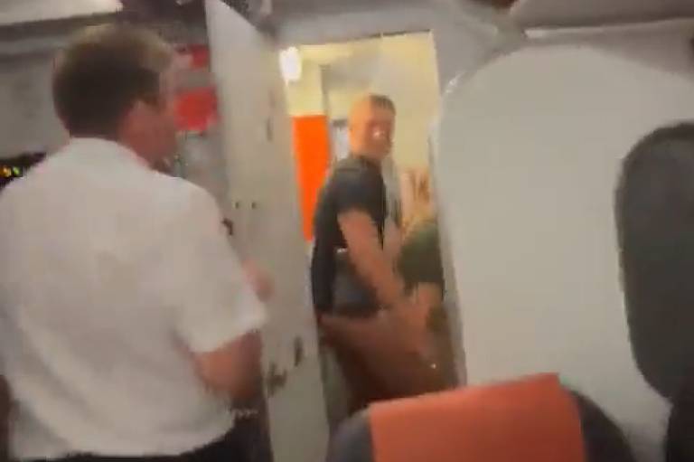 Casal é flagrado fazendo sexo em banheiro de avião