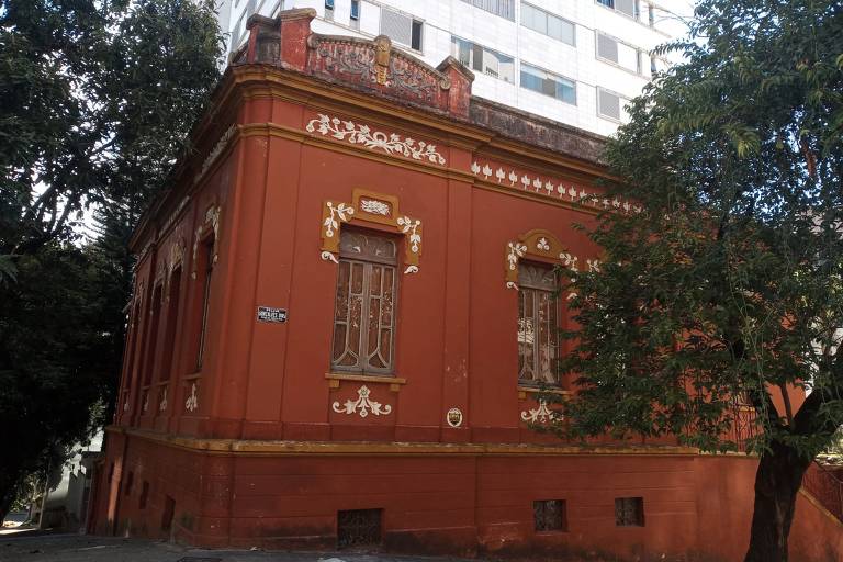 A foto mostra o casarão onde o poeta Carlos Drummond de Andrade participava de saraus quando morava em Belo Horizonte.