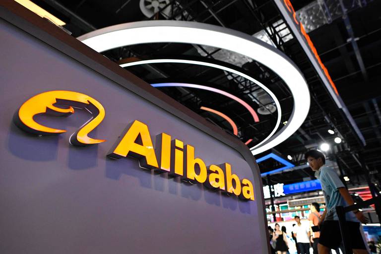 Estande da Alibaba em fórum sobre inteligência artificial, realizado em Xangai, na China