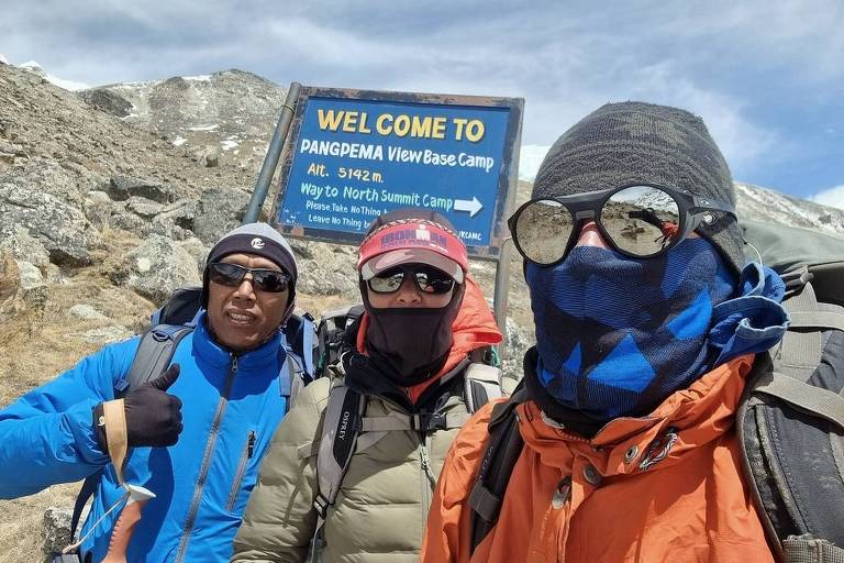 O sherpa Lhakpa, Vanessa Oliveira e Manoel Morgado, no campo base do Kangchenjunga