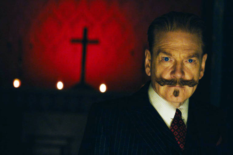 Kenneth Branagh como Hercule Poirot em "A Noite das Bruxas"