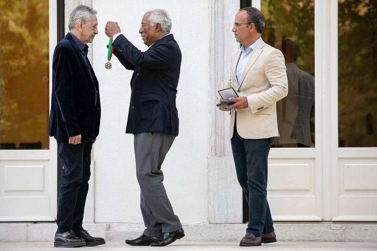 O cantor e compositor Caetano Veloso é condecorado com a medalha do Mérito Cultural de Portugal pelo primeiro-ministro luso, António Costa