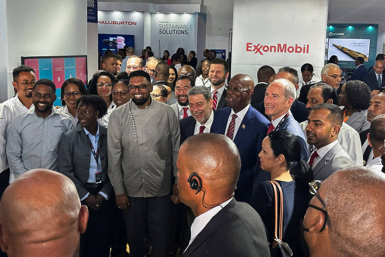 O presidente da Guiana, Irfaan Ali (o terceiro da esquerda para a direita) e executivos da Exxon durante conferência energética realizada em Georgetown