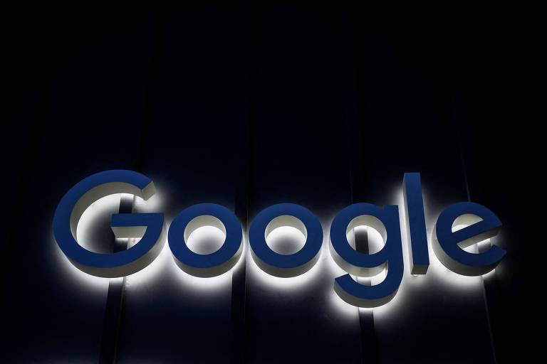 Logotipo do Google com fontes em azul, sob um fundo preto