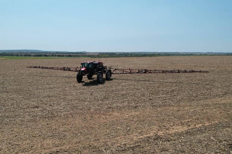 Pulverizador Case em ação no campo na Fazenda Conectada, em Água Boa (MT)