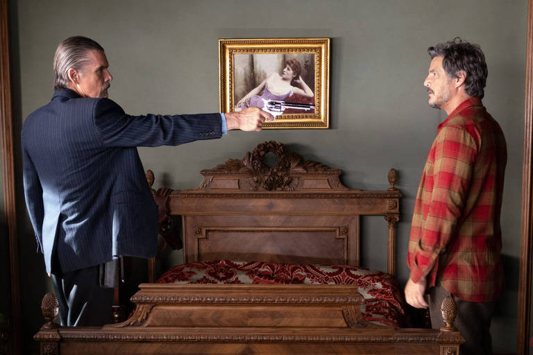 Ethan Hawke e Pedro Pascal em cena do filme "Estranha Forma de Vida", de Pedro Almodóvar