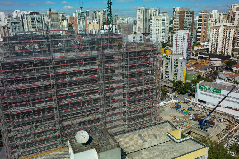 Imagem mostra a construção de um prédio