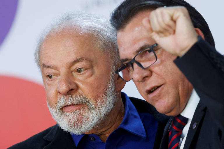 Presidente Lula e ministro Luiz Marinho (Trabalho) durante sanção da política de valorização do salário mínimo