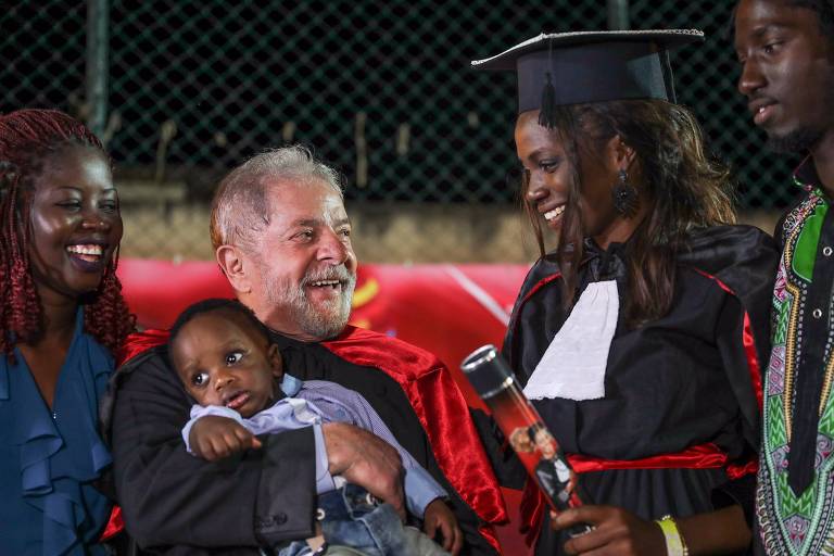 Lula carrega criança no colo rodeado por universitários em formatura da Unilab