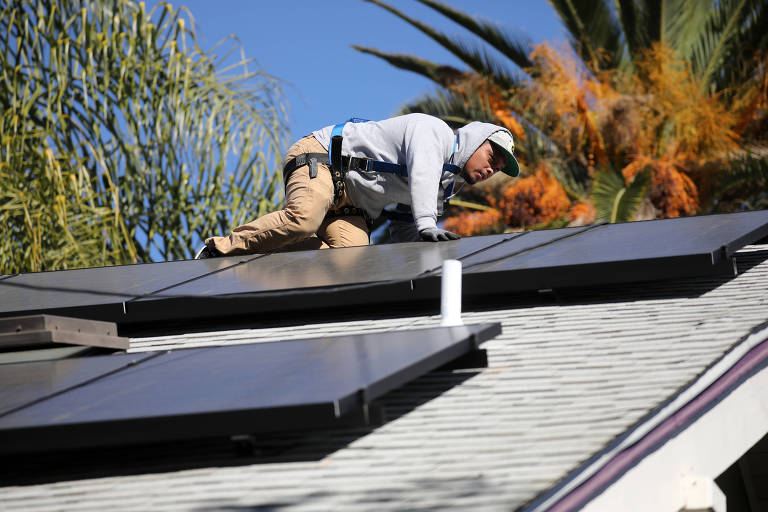 Instalação de painéis solares em casa na Califórnia