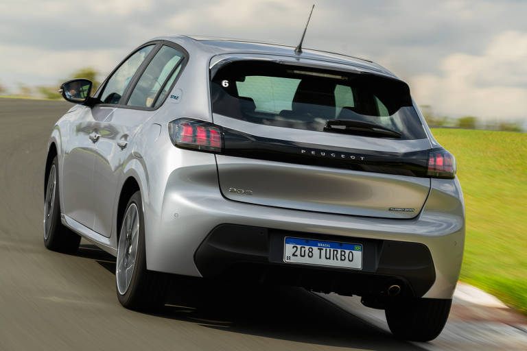 Peugeot 208 turbo é testado em pista fechada