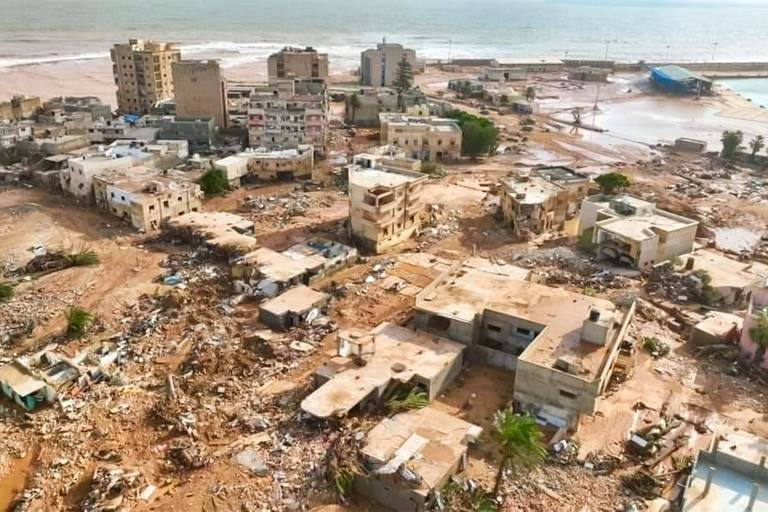 Região próxima ao mar devastada na cidade de Derna, na Líbia, após inundação