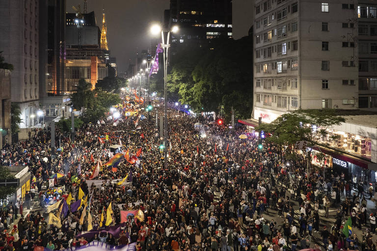 Ato em favor da democracia na avenida Paulista, um dia depois dos ataques golpistas do 8 de Janeiro