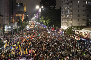 Manifestantes caminham em ato na AvenidaPaulista pela Democracia