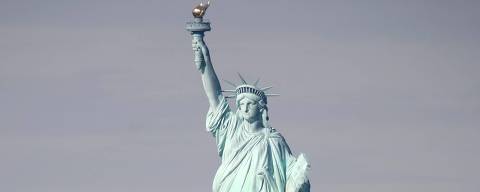 Estátua da Liberdade em Nova York (EUA). *** The Statue of Liberty is seen in New York October 27, 2006. October 28 marks the statue's 120th anniversary. REUTERS/Shannon Stapleton (UNITED STATES)
