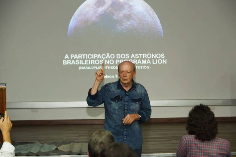 O astrônomo Nelson Travnik durante palestra