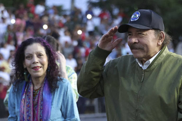 O ditador da Nicarágua, Daniel Ortega, e sua esposa e vice, Rosario Murillo, em parada militar em Manágua, em setembro