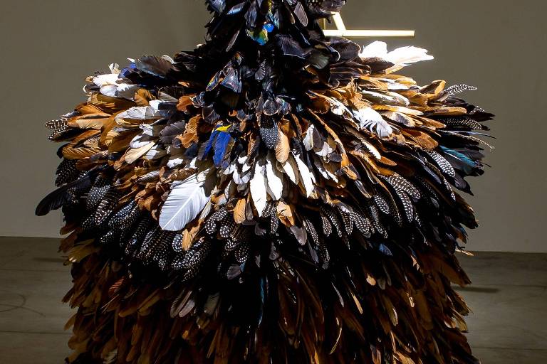 Novo manto tupinambá, parente da peça que volta ao Brasil, ganha uma exposição