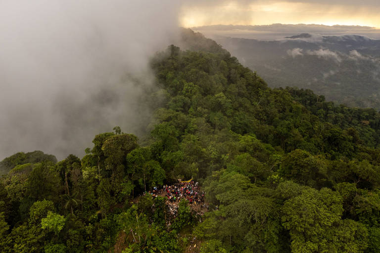 Migrantes se preparam para cruzar a fronteira com o Panamá no estreito de Darién, ainda em território colombiano