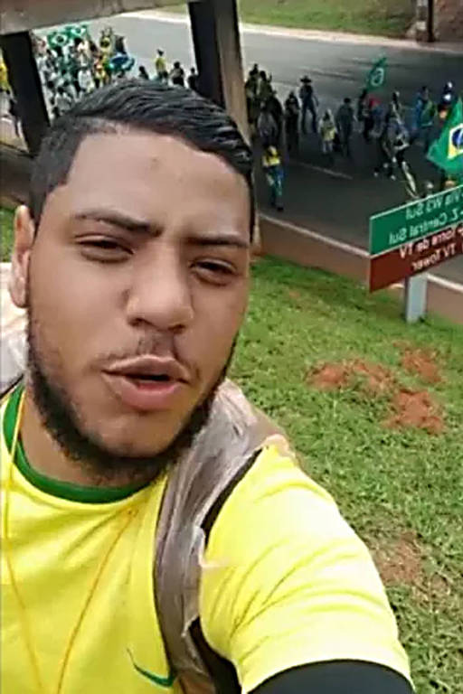 Matheus Lima de Carvalho Lázaro, condenado no STF (Supremo Tribunal Federal) pelos atos de 8/1, a caminho da praça dos Três Poderes, em Brasília