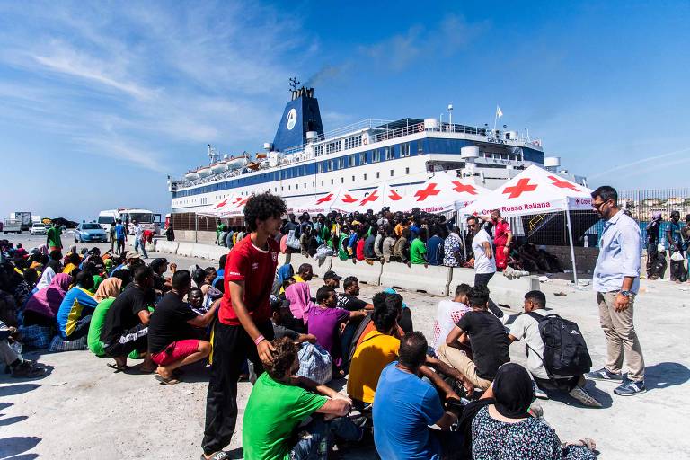 Migrantes em centro de acolhimento na ilha de Lampedusa, na Itália