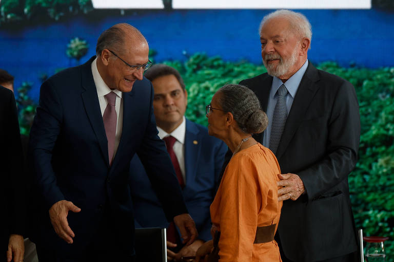 O presidente Lula, acompanhado do vice presidente Geraldo Alckmin, e da ministra Marina Silva (Meio Ambiente), durante cerimônia em celebração ao Dia da Amazônia, no Palácio do Planalto