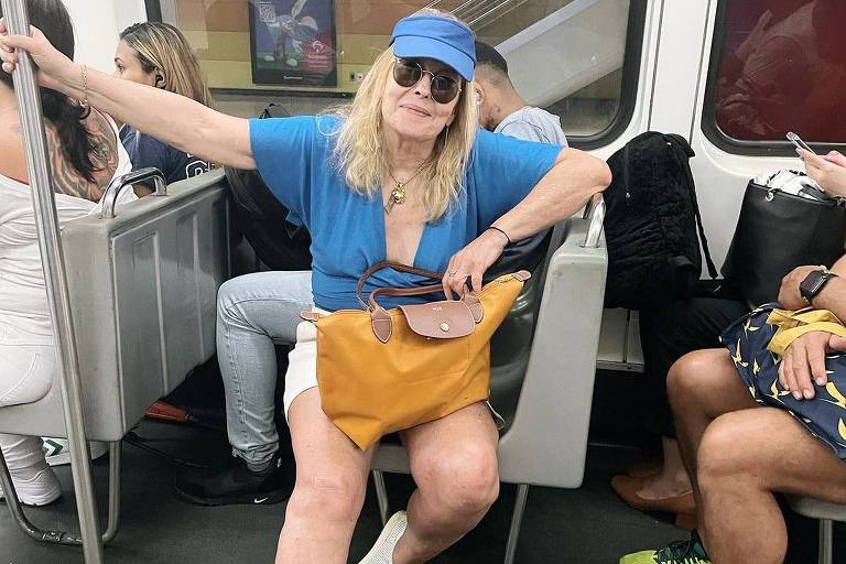 Maria Zilda posa no metrô