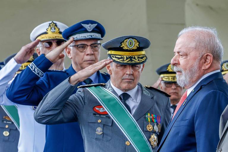 Lula recebe continência dos três comandantes de Força, general Tomás Paiva (Exército), brigadeiro Marcelo Damasceno (Força Aérea) e almirante Marcos Olsen (Marinha) no Dia do Exército