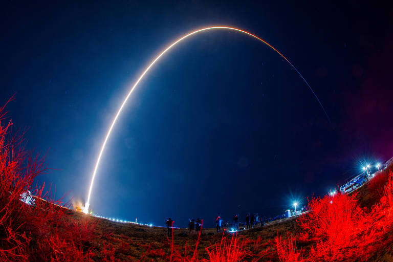 Americana e dois russos decolam rumo à Estação Espacial Internacional