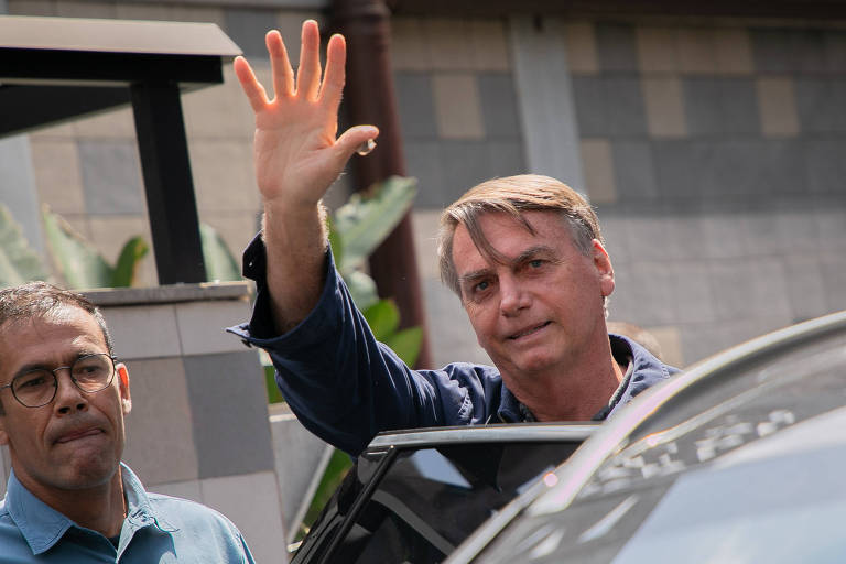 O ex-presidente Jair Bolsonaro (PL) sai do hospital Vila Nova Star, em São Paulo, após receber alta de duas cirurgias realizadas; ele foi internado na segunda-feira (11) para os procedimentos