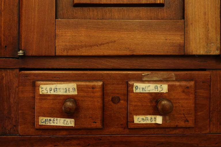 Detalhe do armario com a letra de Nina na cozinha dela, remontada no Memorial Nina Horta