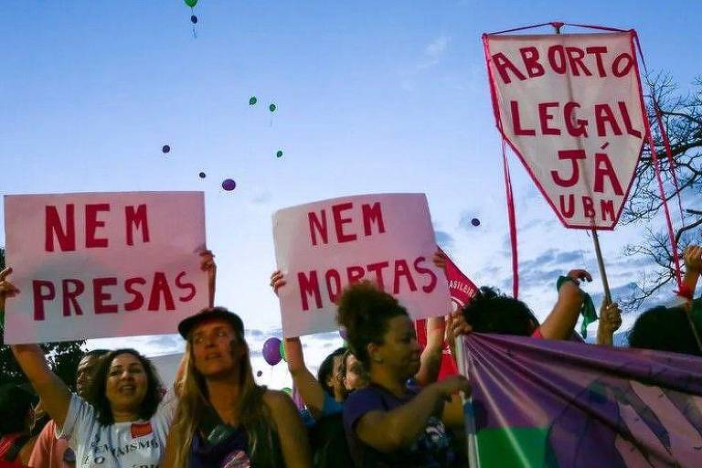 Protesto a favor do aborto com mulheres expondo faixas em que se lê "Nem presas", "Nem Mortas", "Aborto legal já"