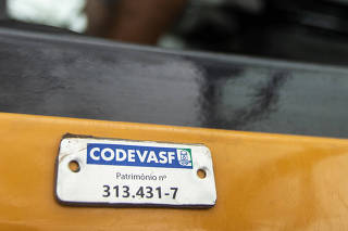 José Carlos Andrade, o Carlinhos, em retroescavadeira doada pela Codevasf