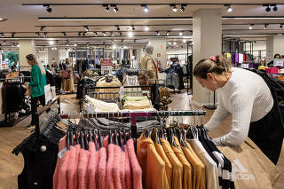 Movimento de consumidores na  loja C & A  do shopping Center Norte que esta modernizando o controle e agilidade do estoque de seus produtos