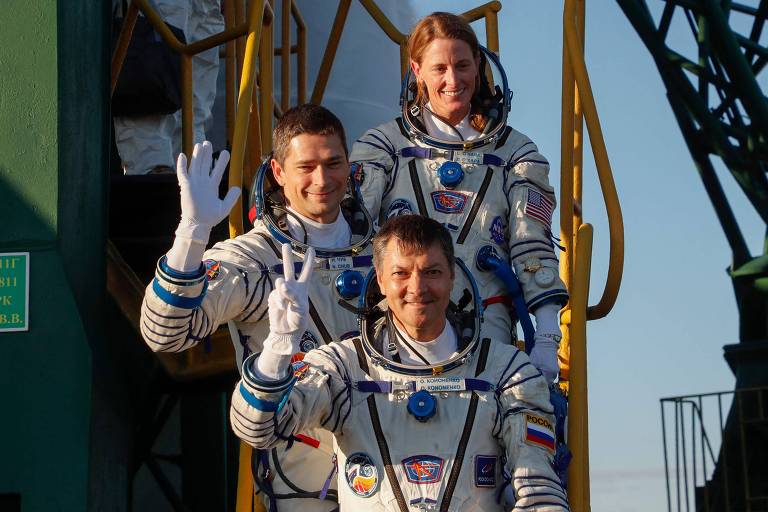 Foguete Soyuz chega à ISS com dois russos e uma americana