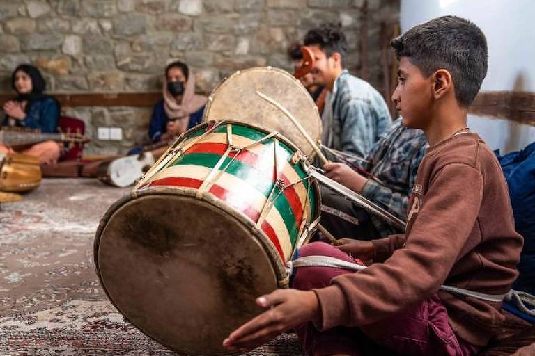 Alunos do Leif Larsen Music Center aprendem instrumentos tradicionais como o tambor dadang