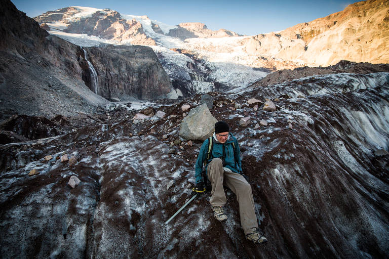 Paul Kennard na geleira Nisqually do Monte Rainier, em Washington (EUA)

 
