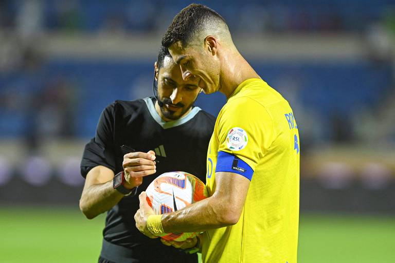 Cristiano Ronaldo posta foto jogando xadrez contra Messi