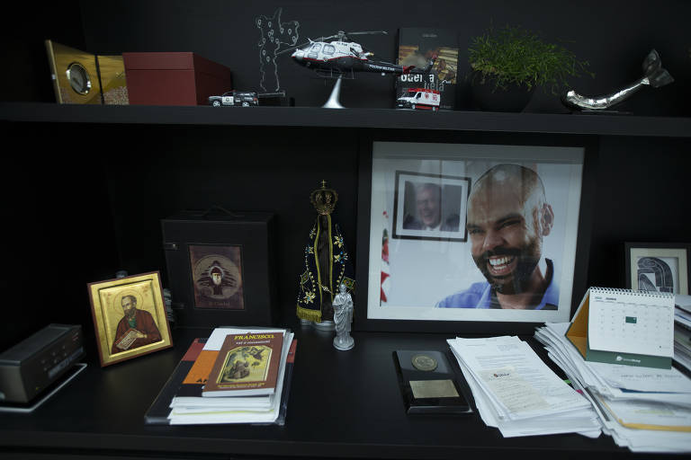 Detalhe de fotografia do ex-prefeito Bruno Covas no gabinete de Ricardo Nunes