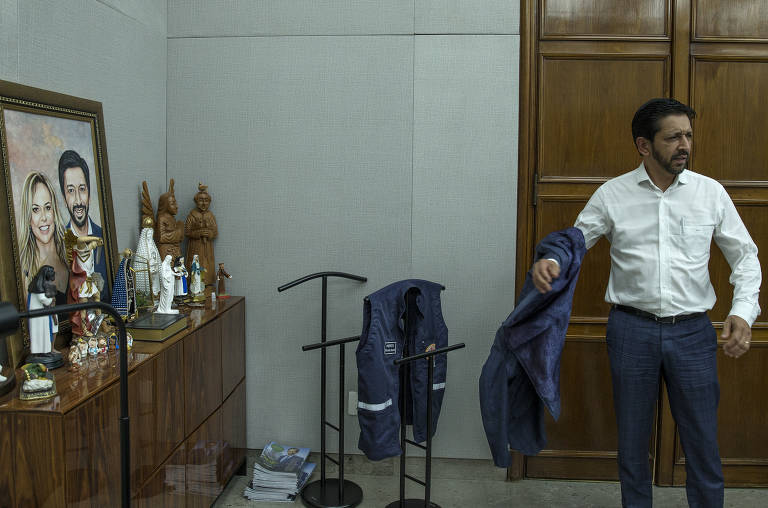 O prefeito de São Paulo, Ricardo Nunes (MDB), que acena a Jair Bolsonaro (PL) em busca de uma aliança para tentar se reeleger em 2024, diz que considera o ex-presidente um democrata e que "está caminhando" para receber o apoio dele, mas que ele não será seu padrinho na campanha