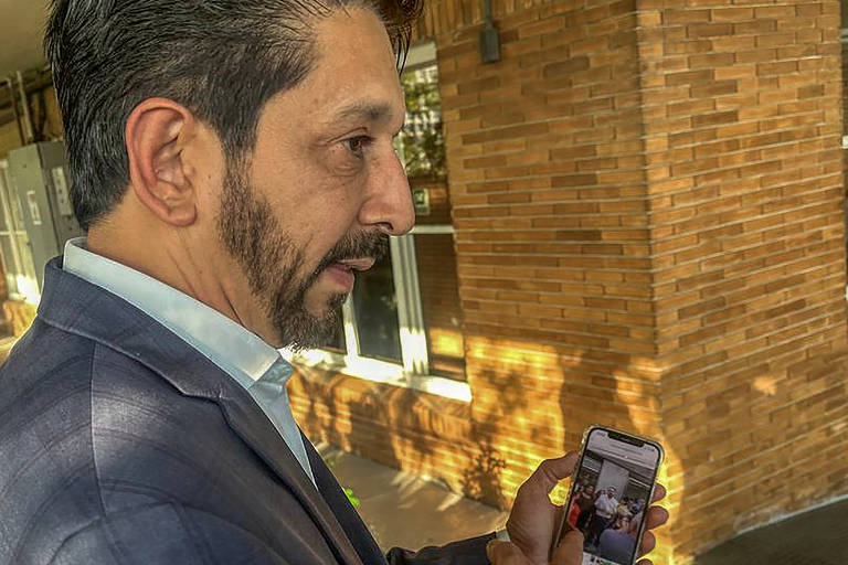 Nunes mostra no celular vídeo de seu maior adversário pela disputa pela prefeitura de São Paulo até o momento, o deputado Guilherme Boulos, do PSOL