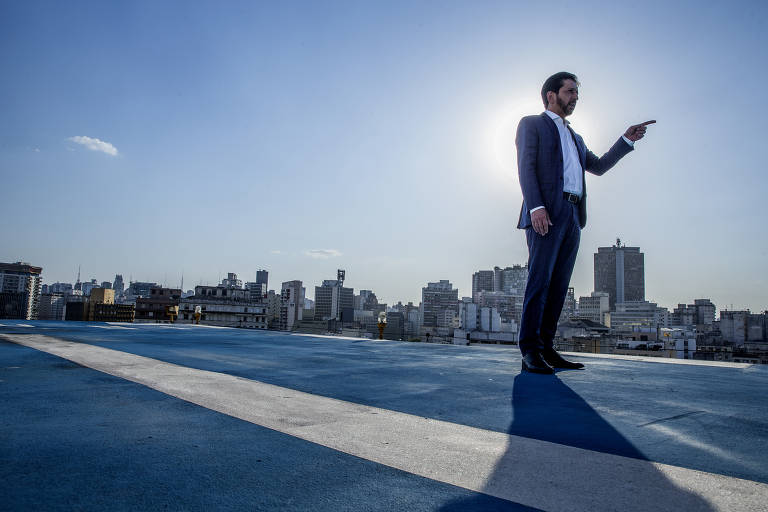 Prefeito Ricardo Nunes posa para foto no heliponto da prefeitura