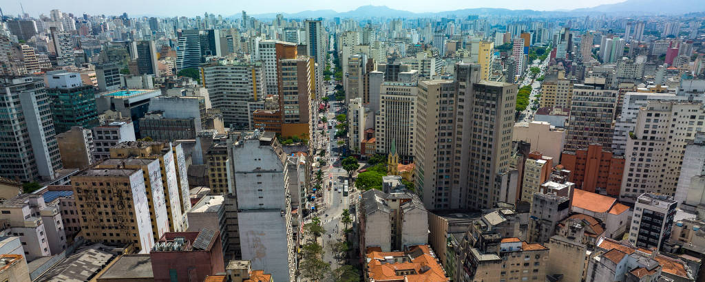 Imagem aérea mostra a avenida São João cercada por prédios
