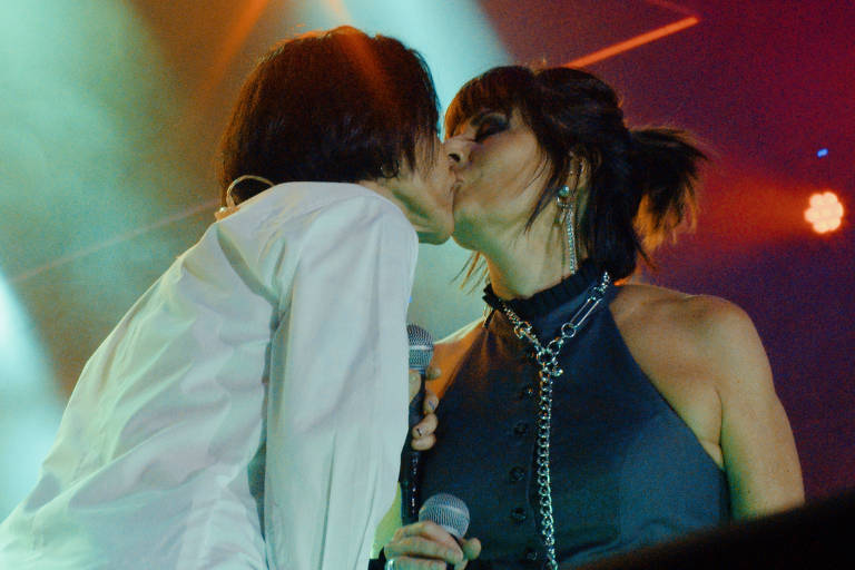 Marina Lima e Fernanda Abreu se beijam no Coala Festival