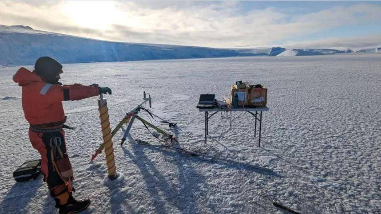 Cientista faz medição do gelo na Antártida